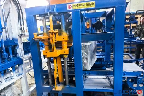 Linghao-Concrete mixer and QT4-25 brick machine shipped to Ghana